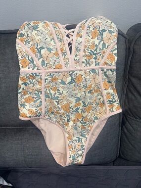 Cupshe Floral Lace-Up One-Piece Swimsuit - Pastel Floral EUC medium